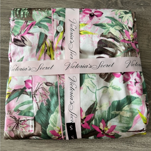 Victoria’s Secret Satin Short PJ Set - Picture 2 of 2